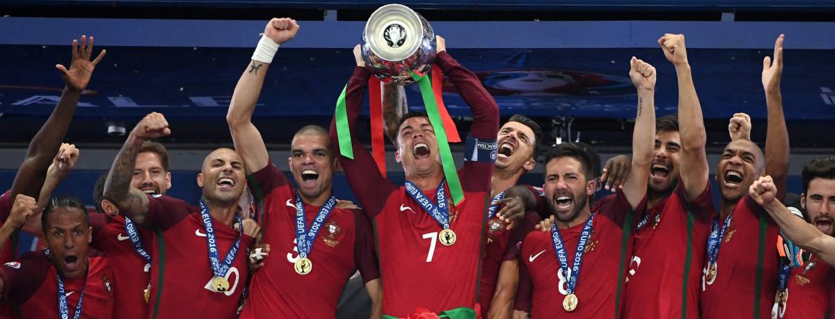 Cristiano alza el trofeo de la Eurocopa. Cristiano alza el trofeo de la Eurocopa.