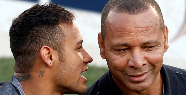 Neymar habla con su padre Neymar habla con su padre