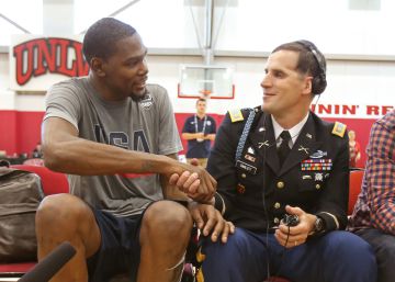 Un oficial ciego del ejército motiva al ‘dream team’