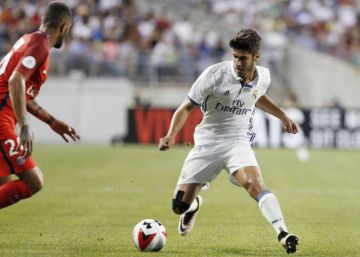 Asensio acaricia un dorsal Asensio acaricia un dorsal