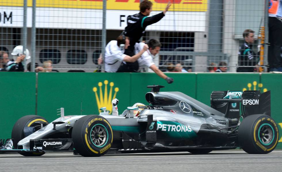 Lewis Hamilton celebra su victoria con el muro.