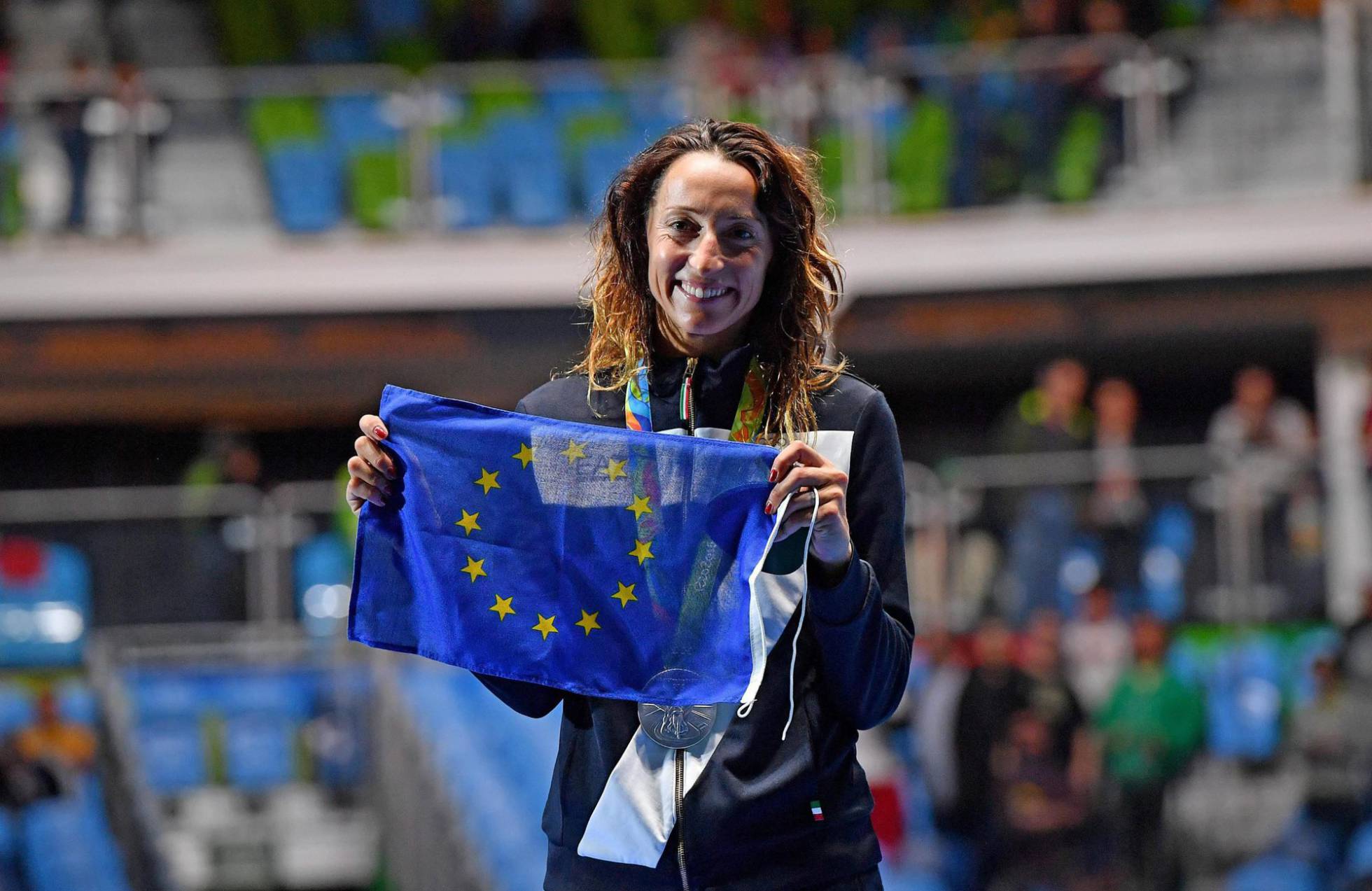 Elisa di Francisca muestra la bandera de la Unión Europea en el podio. Elisa di Francisca muestra la bandera de la Unión Europea en el podio.