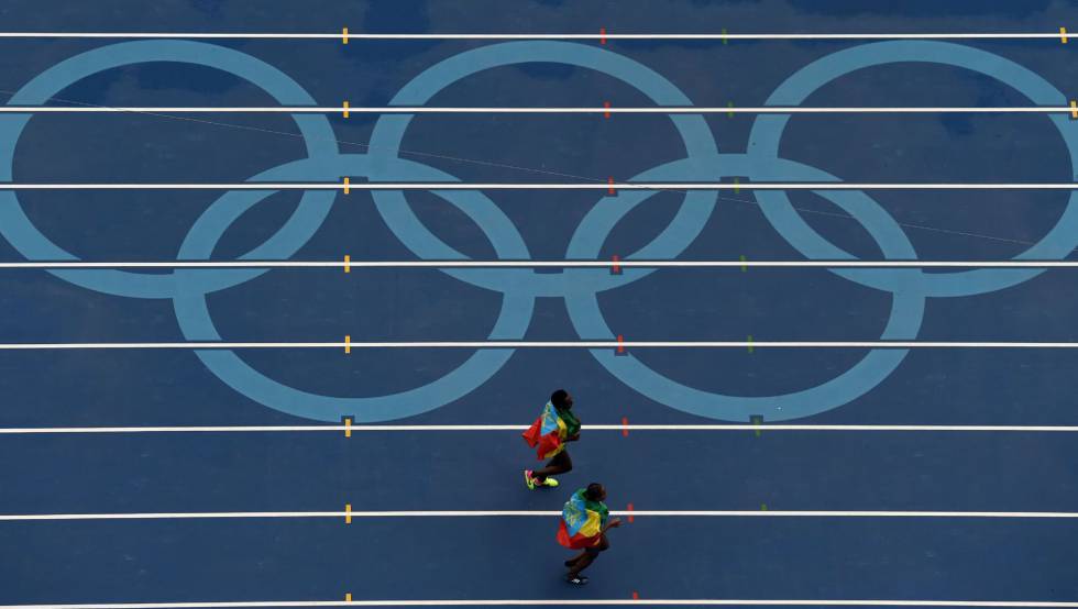 Almaz Ayana, por debajo, celebra su medalla de oro con otra etíope, Tirunesh Dibaba, que fue bronce.