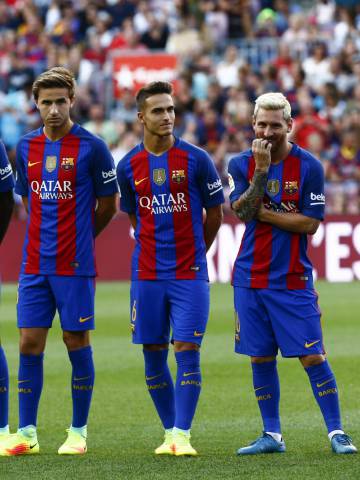 Samper, esquerra, amb amb Denis Suárez i Messi.
