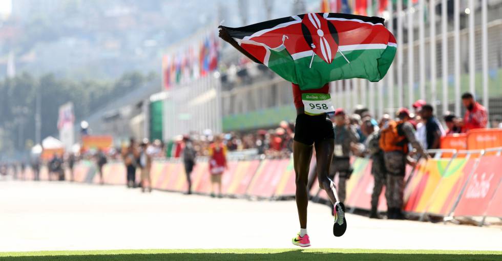 Sumgong festeja tras ganar el oro en el maratón femenino.