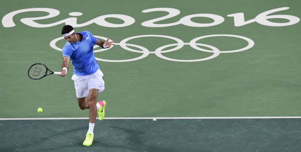 Del Potro golpea de derecha durante la final.