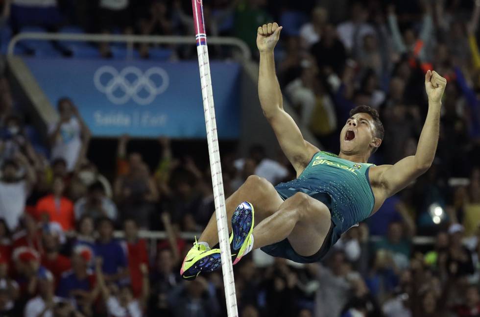 Thiago Braz cae sobre la colchoneta después de batir el récord olímpico.