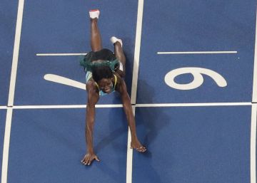 Shaunae Miller es llança en planxa sobre la meta per guanyar l’or en 400 m