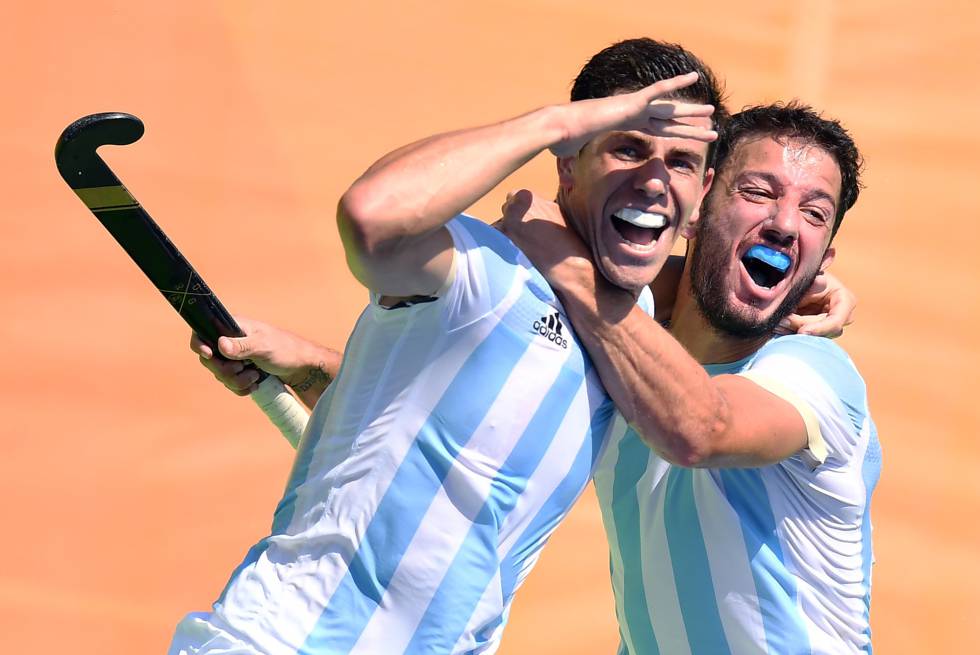 Manuel Brunet y Joaquín Menini celebran el cuarto gol argentino ante Alemania.