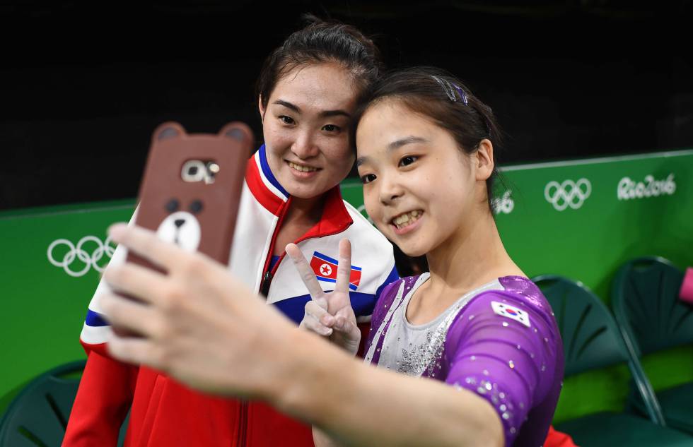 Hong Un Jong (Corea del Norte, izquierda) y Lee Eun-ju (Corea del Sur, derecha) posan para una selfi