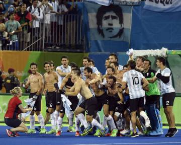 Los Leones dan la vuelta olímpica, justamente, en los Juegos Olímpicos.
