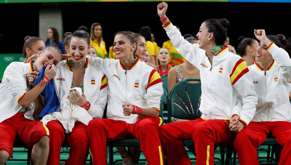 El equipo español de gimnasia rítmica celebra la medalla de plata.