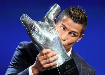 Ronaldo, con el premio al mejor jugador de Europa.