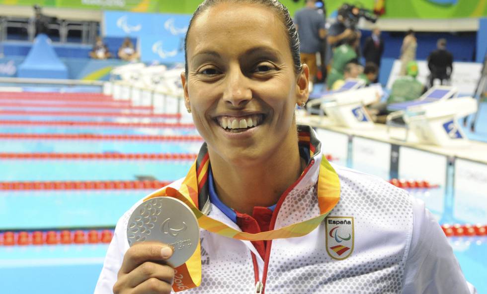 La atleta paralímpica Teresa Perales recibe la medalla de plata de la prueba de 200 metros libre.