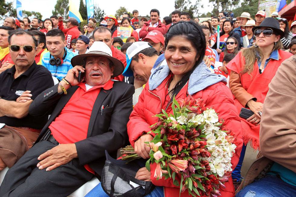 Cientos de personas acompañan a Luis Quintana y Eloisa de Quintana, padres del campeón de la Vuelta a España, Nairo Quintana.