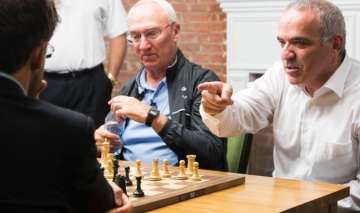 Rex Sinquefeld, a la izquierda, y Gari Kaspárov discuten sobre una posición con Levon Aronián este año en San Luis (Misuri)