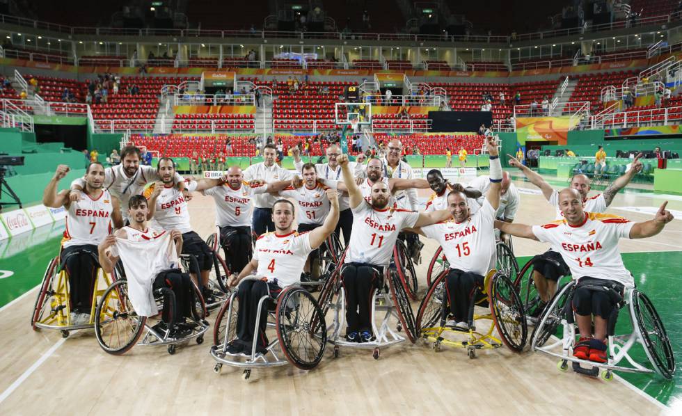 El equipo español de baloncesto en silla de ruedas celebra la clasificación para la final.