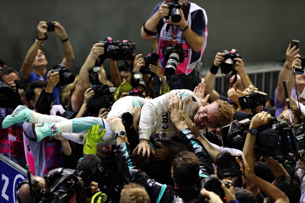 Rosberg celebra el triunfo en Singapur con su equipo. Rosberg celebra el triunfo en Singapur con su equipo.