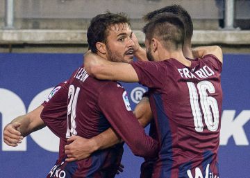 El Eibar se lleva el derbi guipuzcoano ante la Real por aplastamiento El Eibar se lleva el derbi guipuzcoano ante la Real por aplastamiento