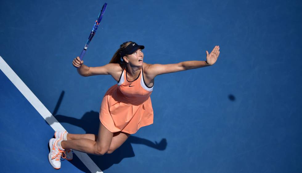 Sharapova sirve durante un partido de este año en Melbourne.