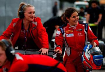 Tatiana Calderón, a la derecha, con Emilie Rath, su mecánica.