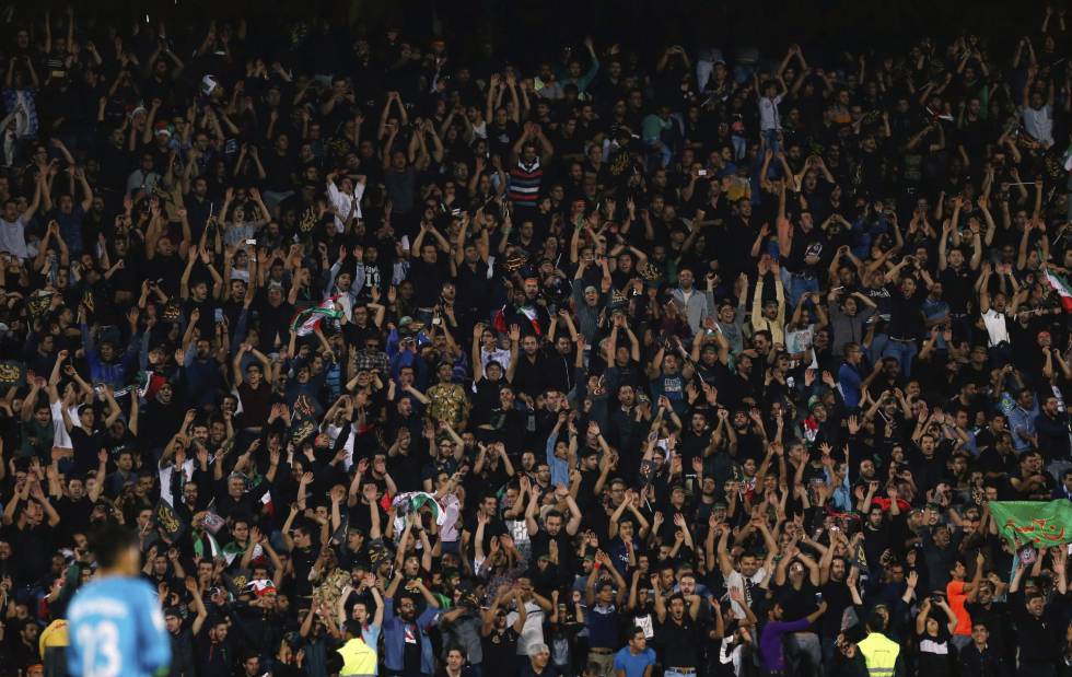 Los seguidores de Irán animan a su selección.