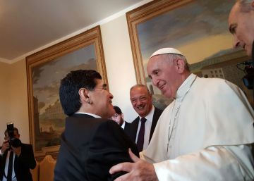 Diego Maradona se amiga con la Iglesia con un abrazo a Francisco