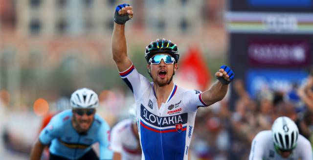 Sagan celebra su victoria.