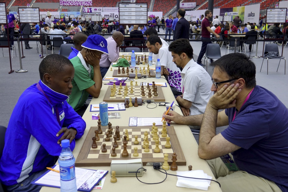 La selección de Afganistán, a la derecha, frente a Lesotho en la novena ronda de la Olimpiada.
