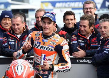 Márquez se lleva una ‘pole’ para valientes en Australia