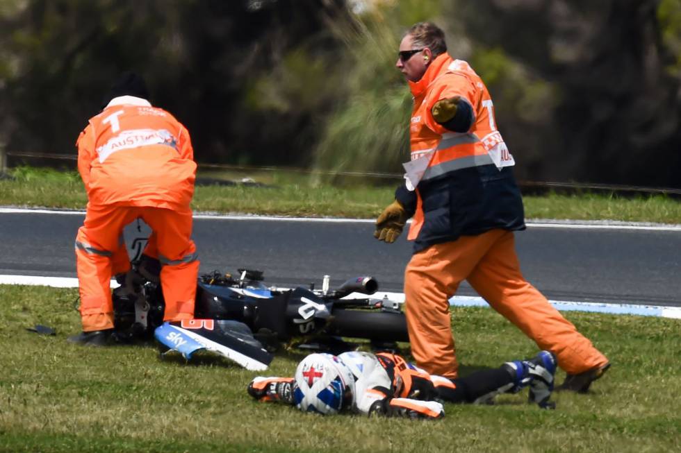 McPhee, en el suelo, tras el accidente.