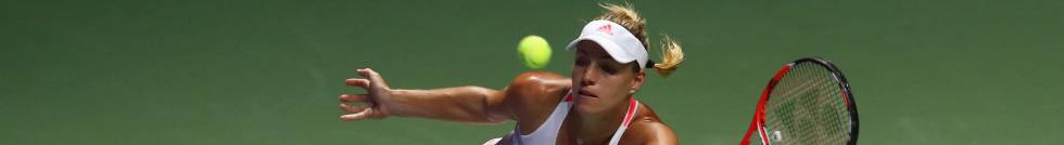 Kerber devuelve la pelota durante el partido contra Halep.