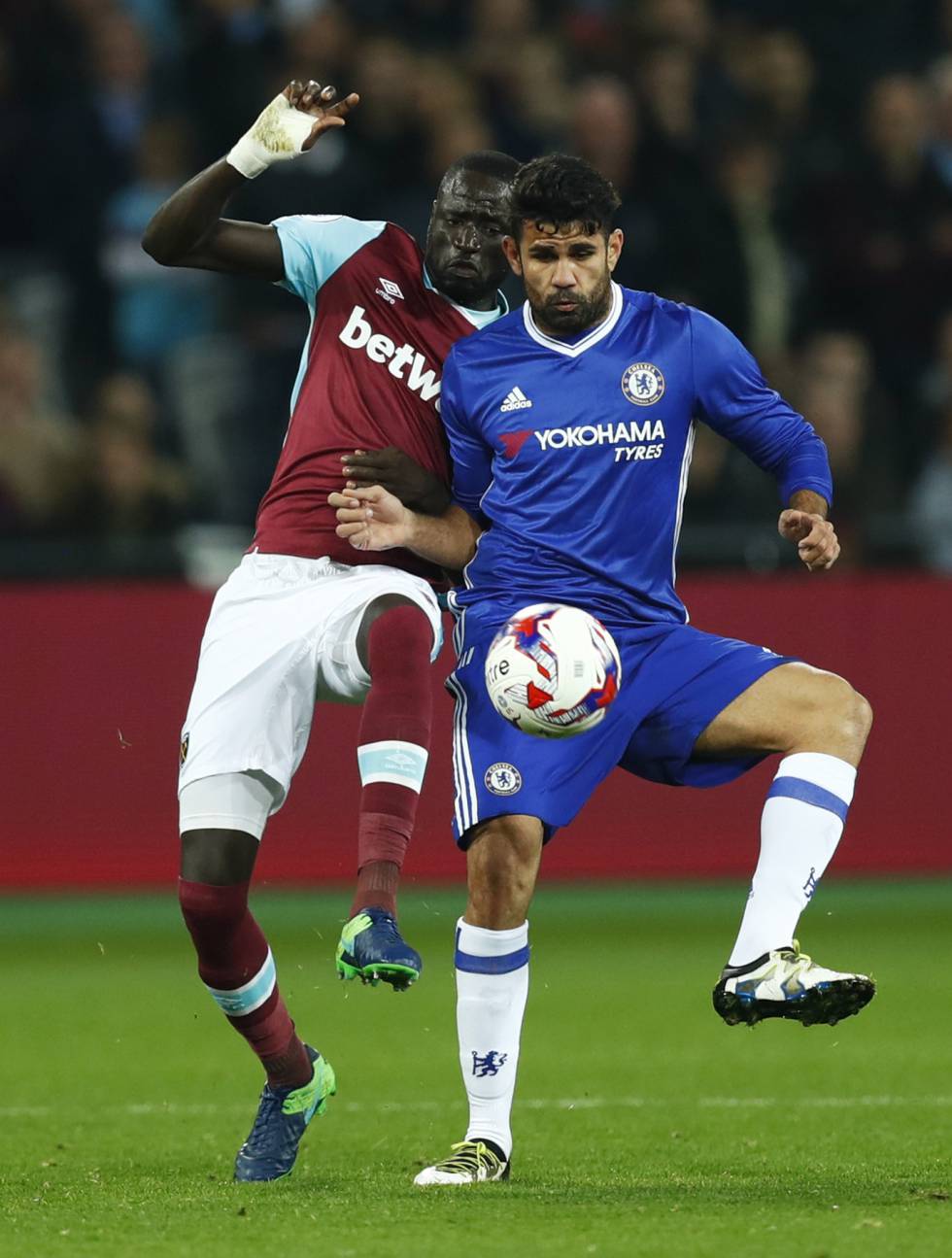 Guardiola cai diante de Mourinho e é eliminado da Copa da Liga