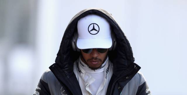 Lewis Hamilton a su llegada al circuito, este s&aacute;bado.