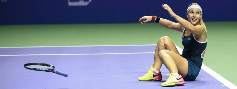 Cibulkova celebra su victoria sobre la pista de Singapur.