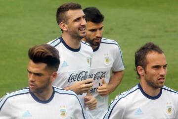 El atacante Lucas Pratto sigue esperando su chance.
