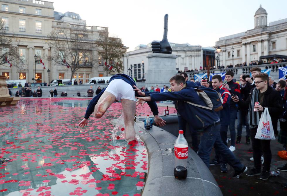 Aficionados escoceses en una fuente de Trafalgar Square, en Londres, horas antes del partido que enfrentaba a su selección contra Inglaterra.