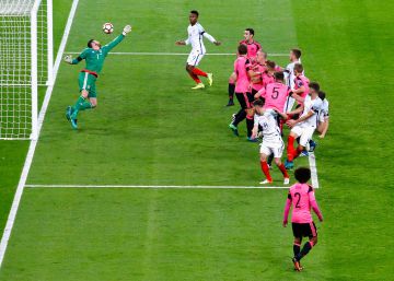 Inglaterra derrota a Escocia a cabezazos