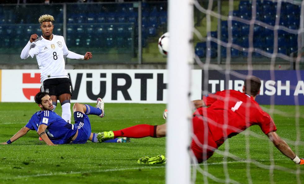 El delantero alemán Serge Gnabry anota su primer gol a San Marino.