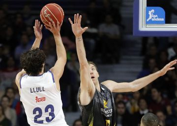 El Madrid se aplica en defensa ante el Iberostar