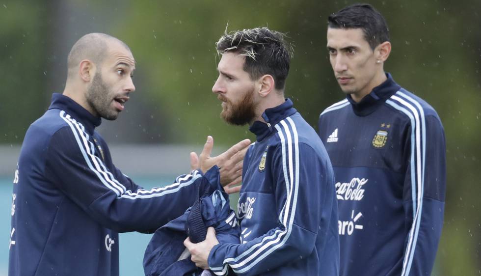 Mascherano (izquierda) habla con Messi en presencia de Di María.