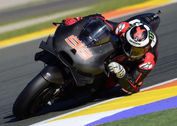 Lorenzo se estrena con Ducati todo de negro