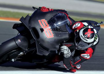 Lorenzo también sabe volar con la Ducati