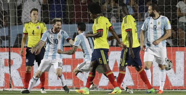 Messi y Di María celebran el tercer gol argentino ante Colombia. Messi y Di María celebran el tercer gol argentino ante Colombia.