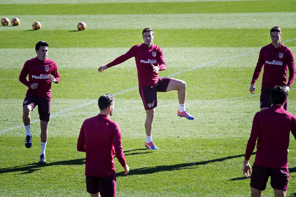 Gabi, en el medio, con Gaitán y Torres a sus costados.