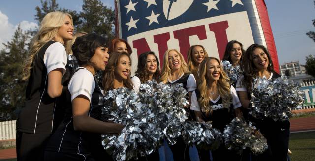 Las porristas de los Oakland Raiders posan en la Ciudad de M&eacute;xico.