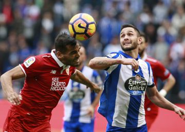 El Sevilla remonta a un Deportivo maltratado por los elementos