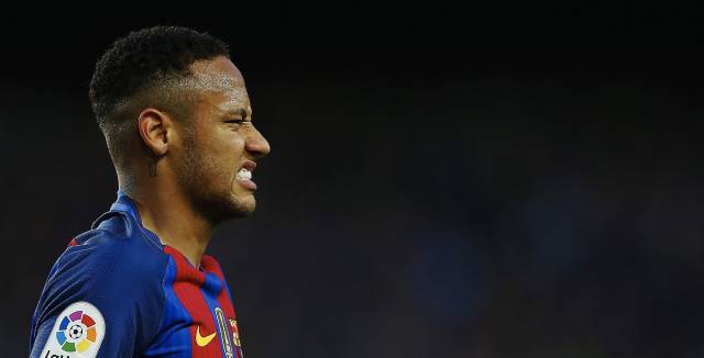 Neymar se lamenta de una ocasi&oacute;n fallada ante el M&aacute;laga.