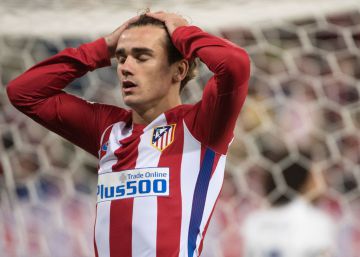 Griezmann se lamenta durante el derbi.