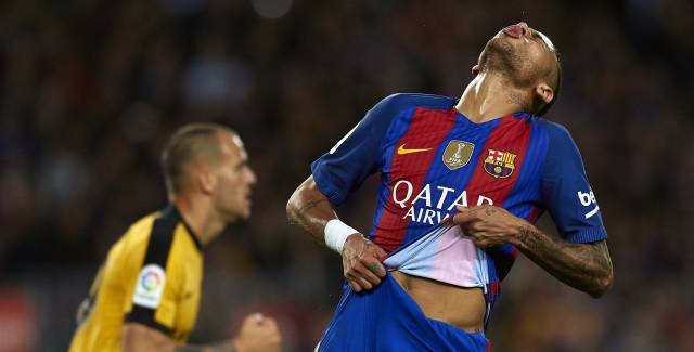 Neymar, en el partido contra el M&aacute;laga en el Camp Nou.